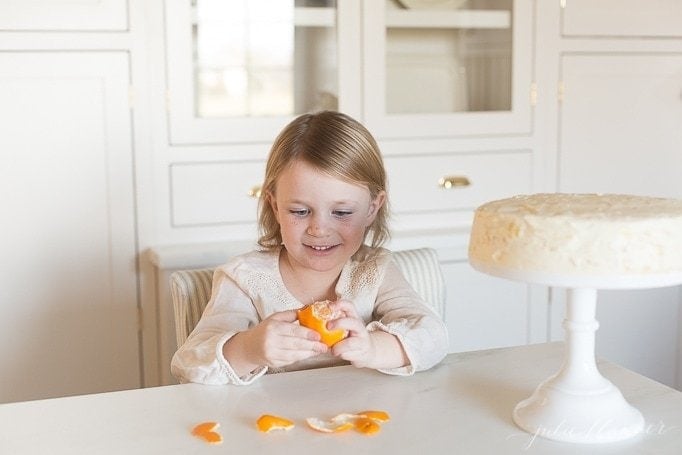 橘子饼摊上，小姑娘在一旁剥橘子皮。gydF4y2Ba
