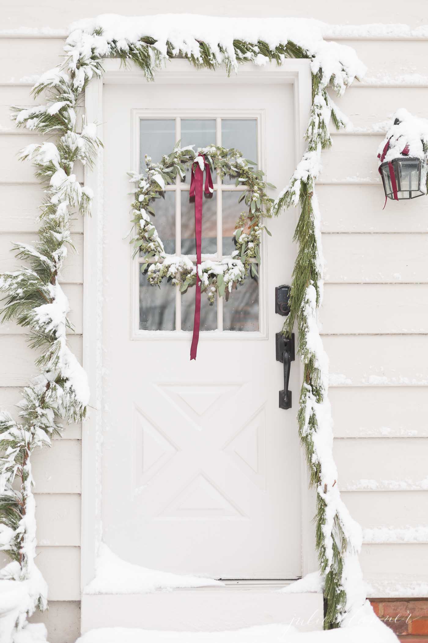 下雪的圣诞门装饰