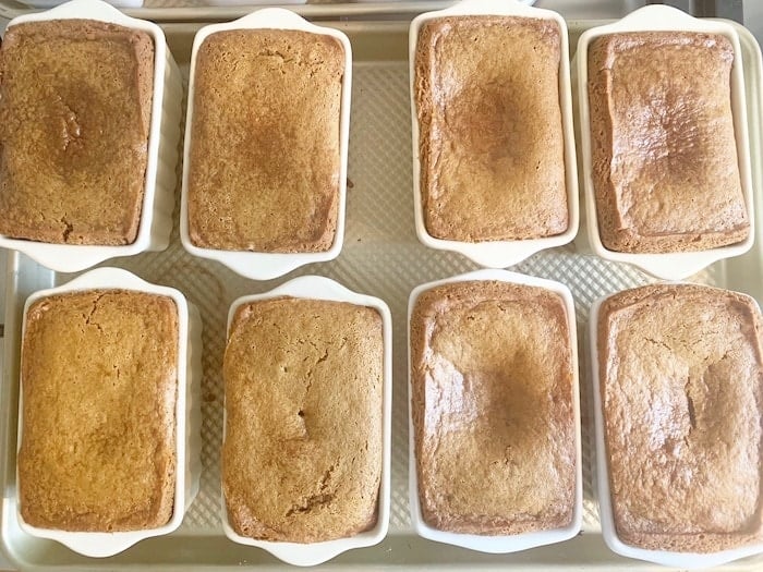 8个迷你面包，放在陶瓷烤盘里烤，放在中间。