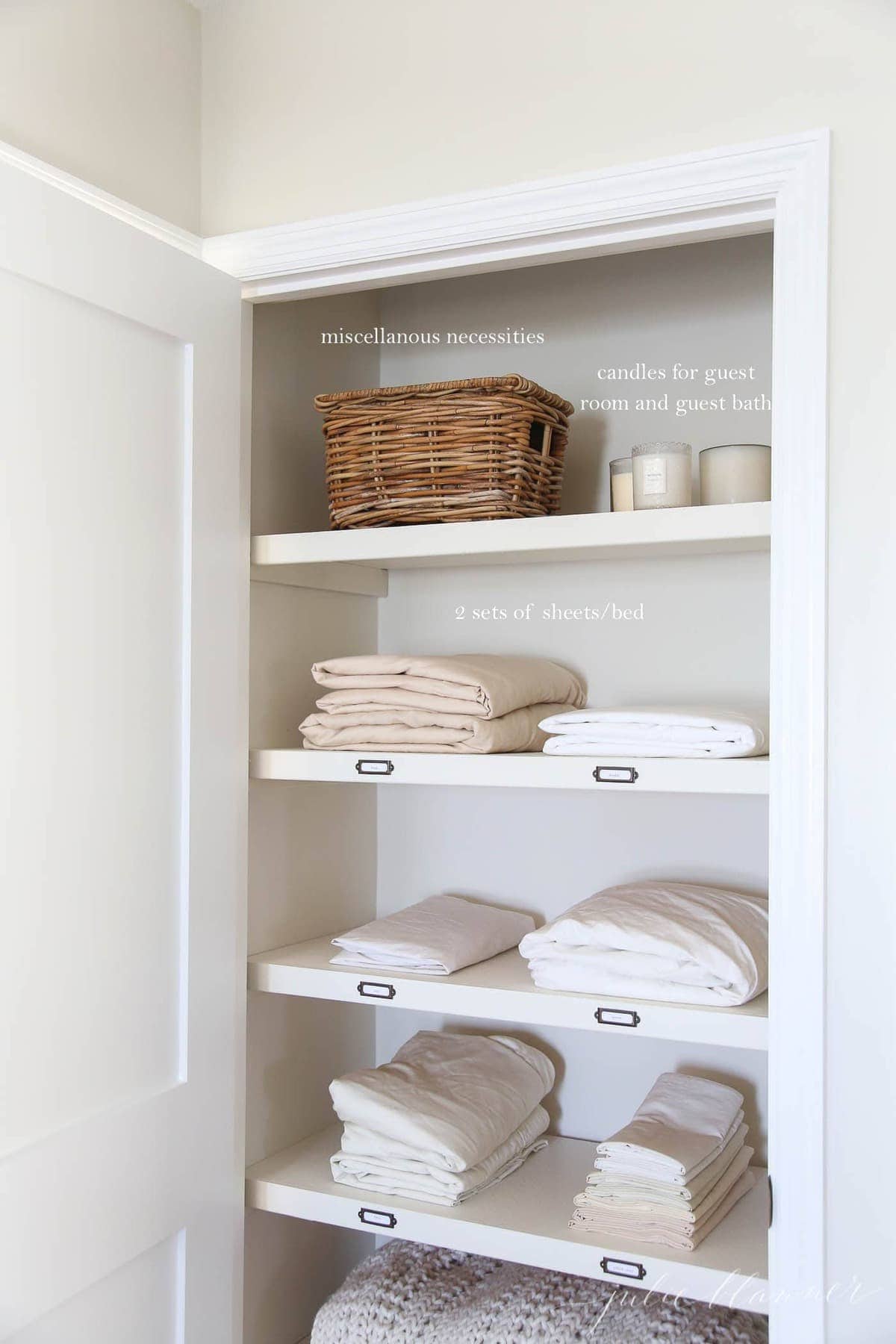 亚麻衣柜堆放有床单，篮子等，具有白色文本覆盖，描述了单独的项目