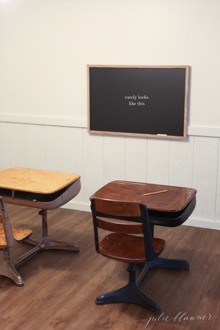 儿童的一个简约生活的地下室，复古学校书桌，黑板和木地板。