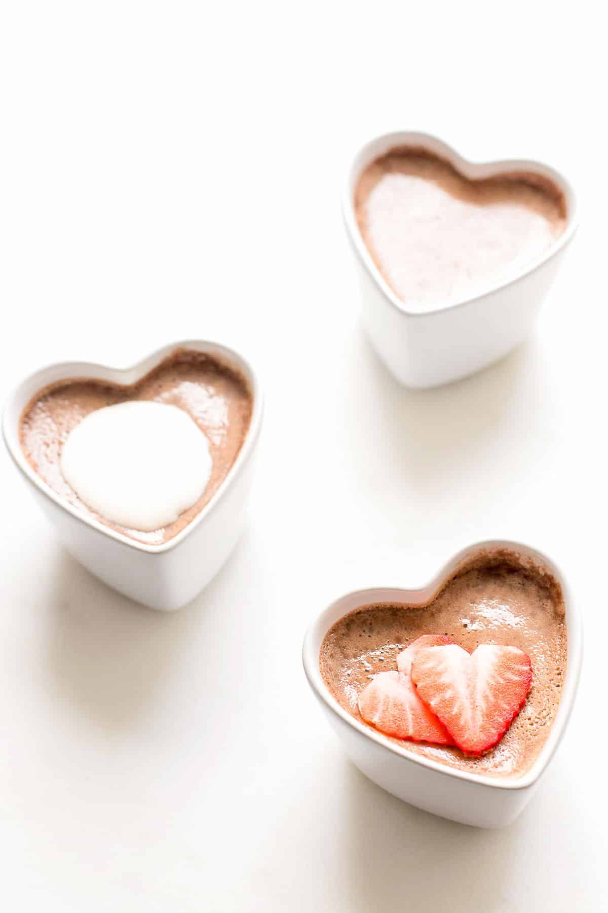 3个装在心形小杯里的crème巧克力罐，这是一道美丽的情人节食谱gydF4y2Ba