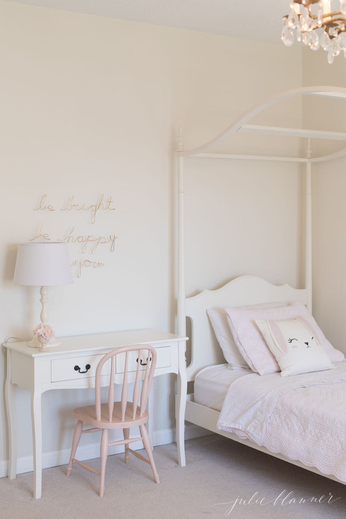 一个女孩的卧室，桌子和床都是用Sherwin Williams奶油漆的