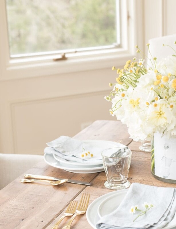 一个diy照片花瓶的母亲节装饰想法用在桌上的桌上装满了花的花。