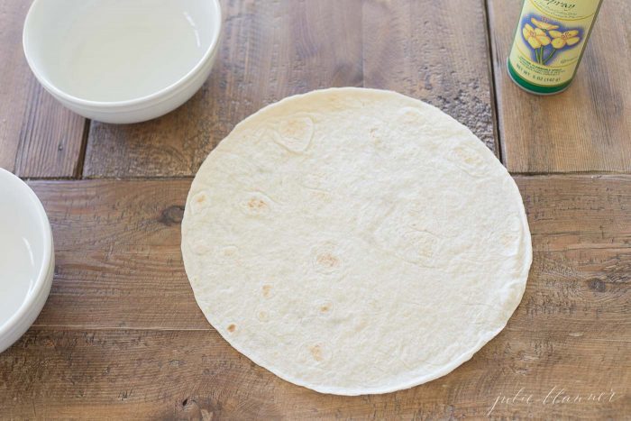 简单的自制玉米卷沙拉碗在烤箱中只需几分钟。让晚餐的客人印象深刻的是，这个毫不费力的烤面粉玉米饼做成了有趣的塔可碗。#玉米饼沙拉#玉米饼沙拉碗#墨西哥玉米饼沙拉碗#玉米饼劳工gydF4y2Ba