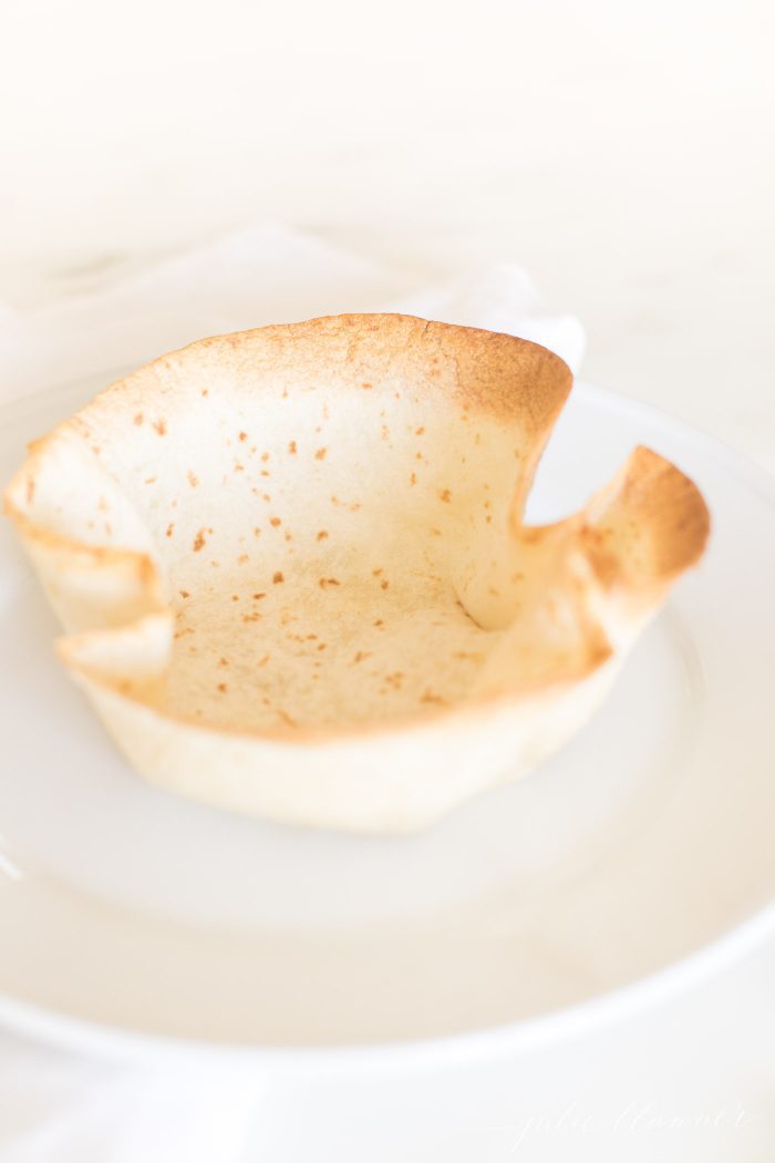简单的自制玉米卷沙拉碗在烤箱中只需几分钟。让晚餐的客人印象深刻的是，这个毫不费力的烤面粉玉米饼做成了有趣的塔可碗。#玉米饼沙拉#玉米饼沙拉碗#墨西哥玉米饼沙拉碗#玉米饼劳工gydF4y2Ba