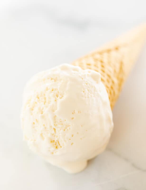 在mrble表面的锥体的乳脂状的冰淇凌