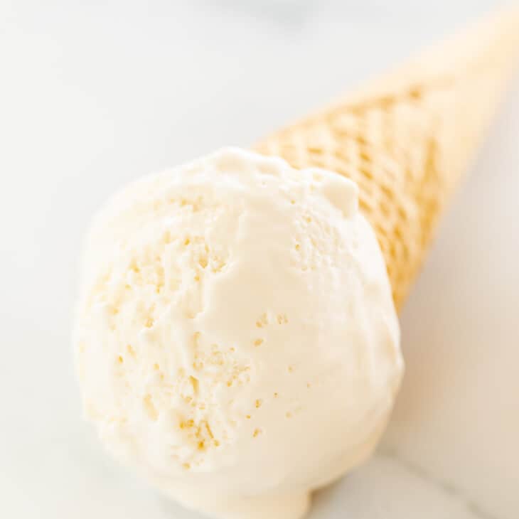 奶油冰淇淋在一个锥形在mrble表面gydF4y2Ba