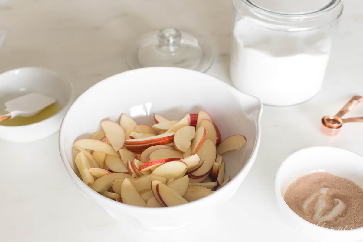 桂皮糖放在碗里，苹果切片放在碗里加入融化的黄油，糖放在罐子里gydF4y2Ba