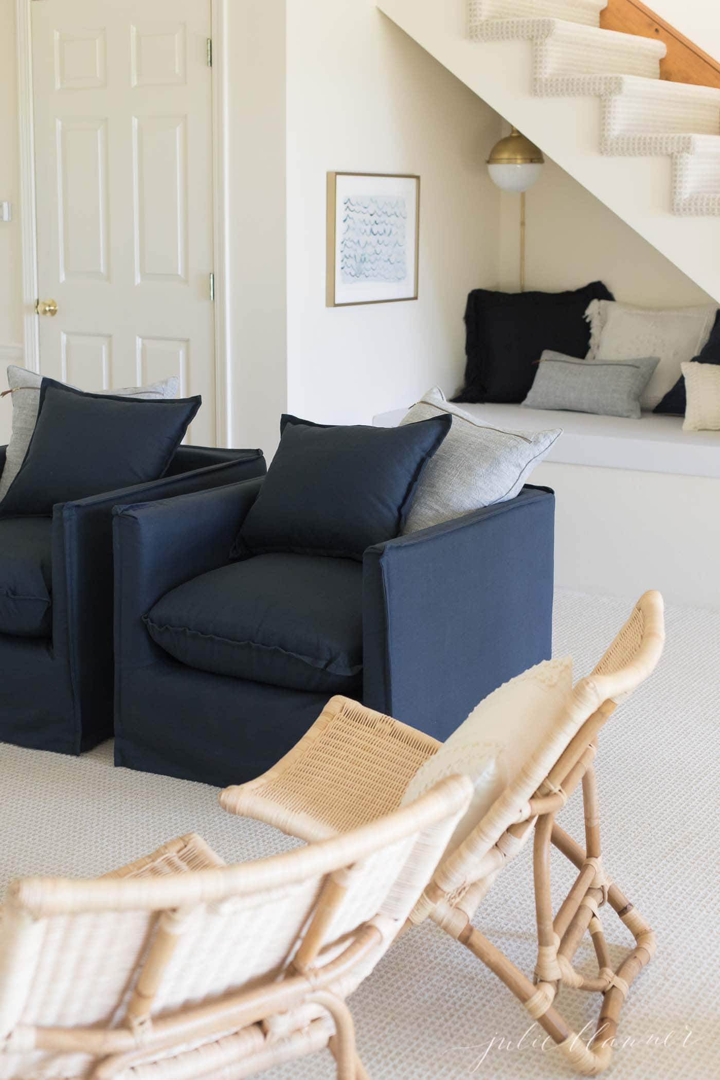 现代客厅，藏青色椅子和藤椅