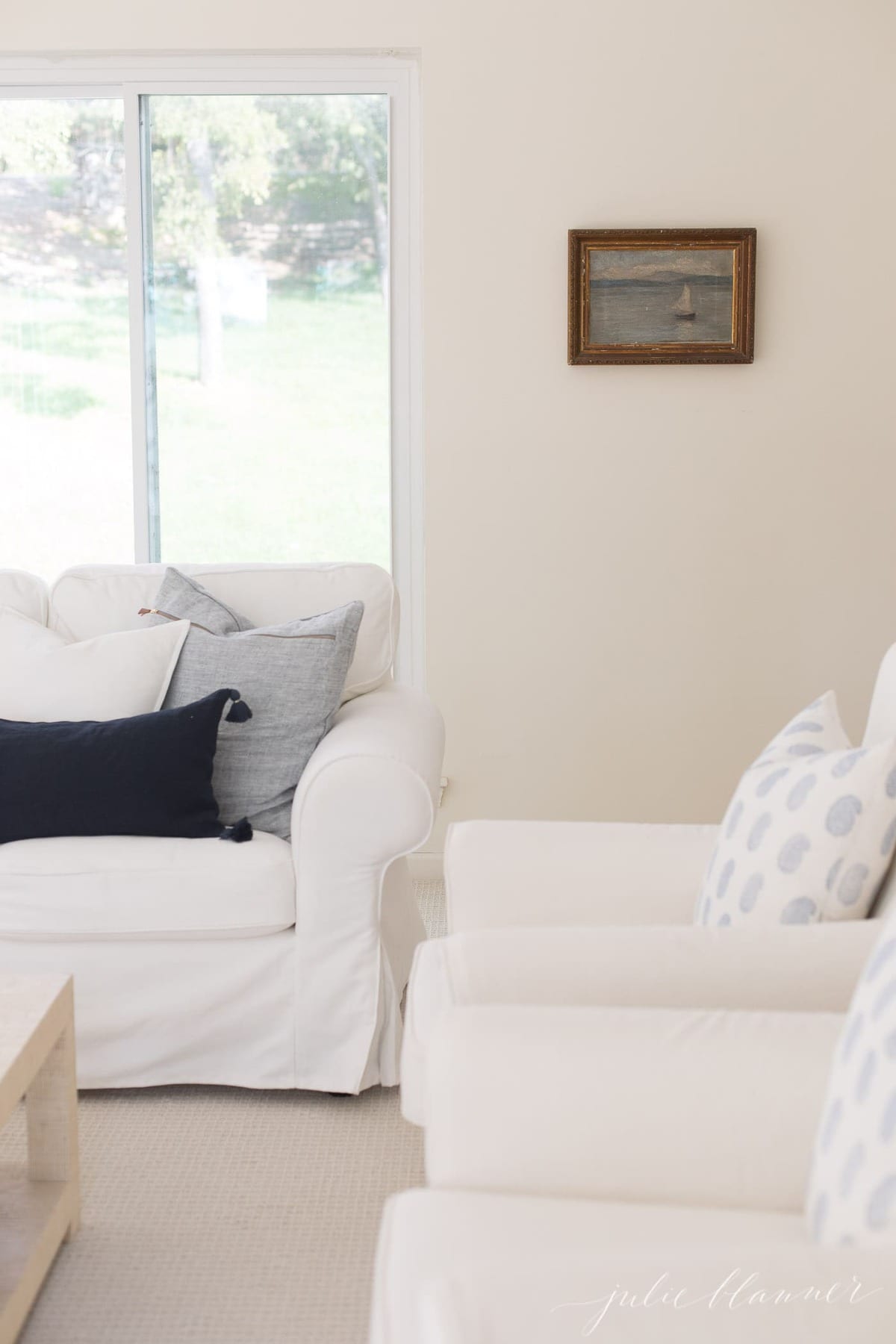 带有白色沙发和椅子的客厅里的图案墙到墙壁地毯地板