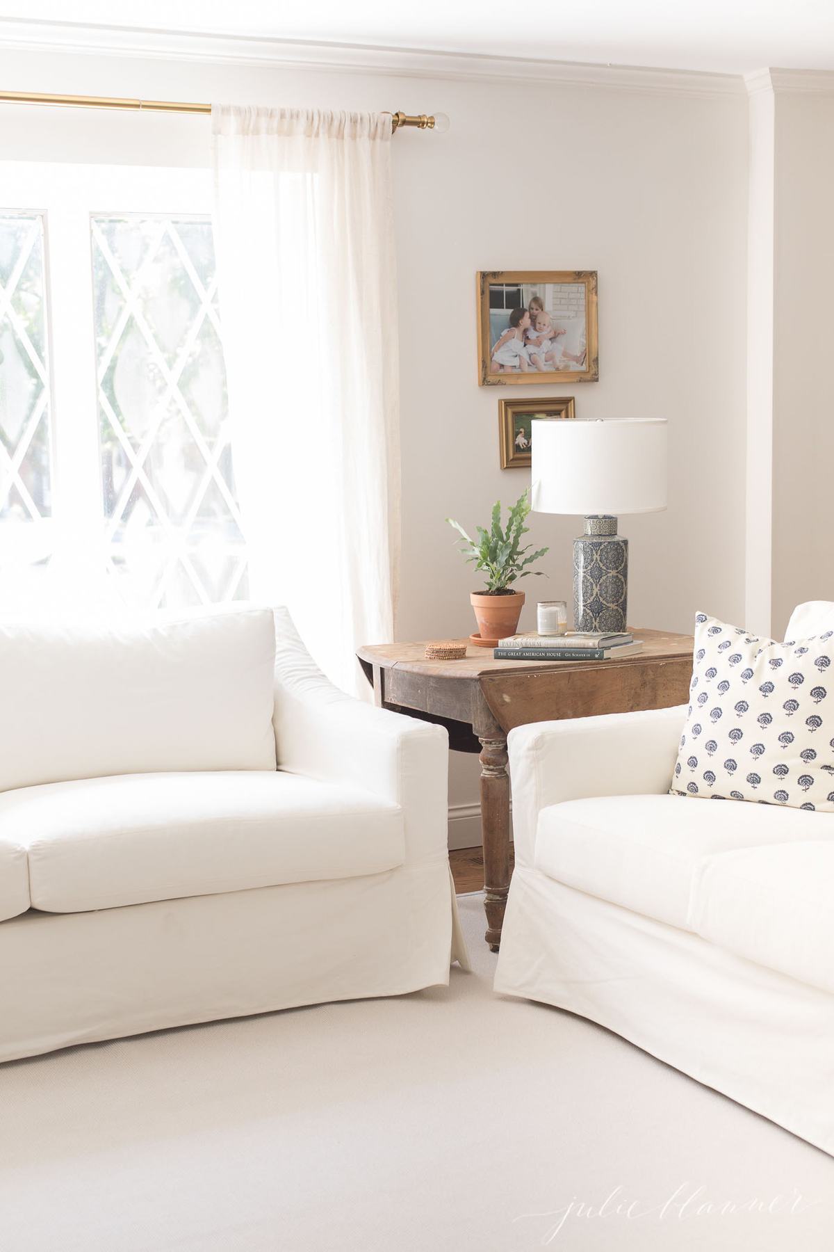 两个白色沙发在客厅里有一个定制的剑麻地毯，地板上有边界。