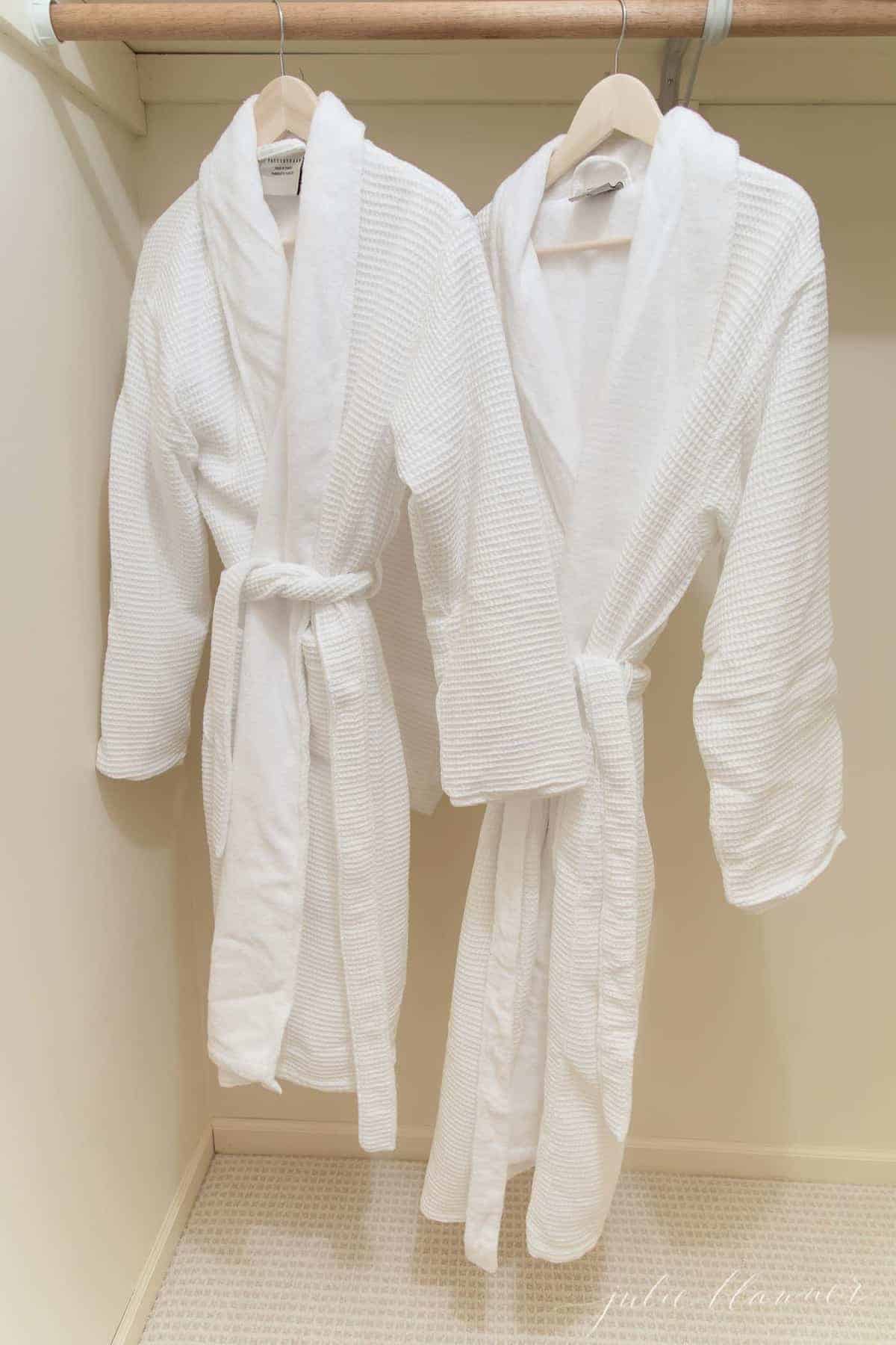 两件白色浴袍悬挂在客房壁橱里。