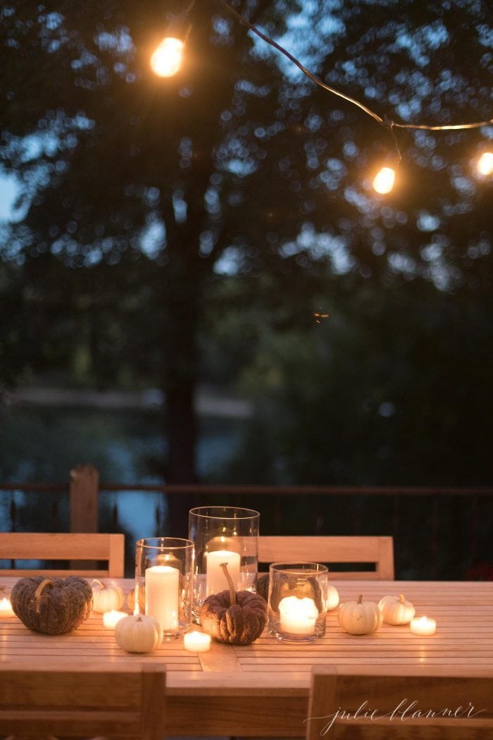 串灯意味着秋天在户外吃饭是可能的