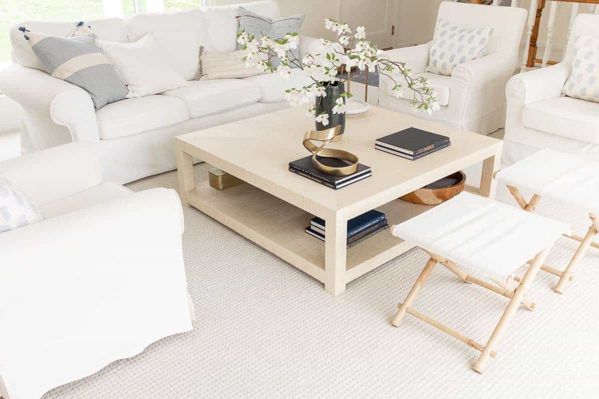 白色的客厅，白色的家具和一张拉菲咖啡桌。