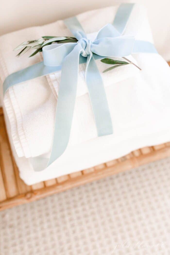 圣诞节时期，一堆用天鹅绒丝带包裹着的毛巾是客厅的想法。