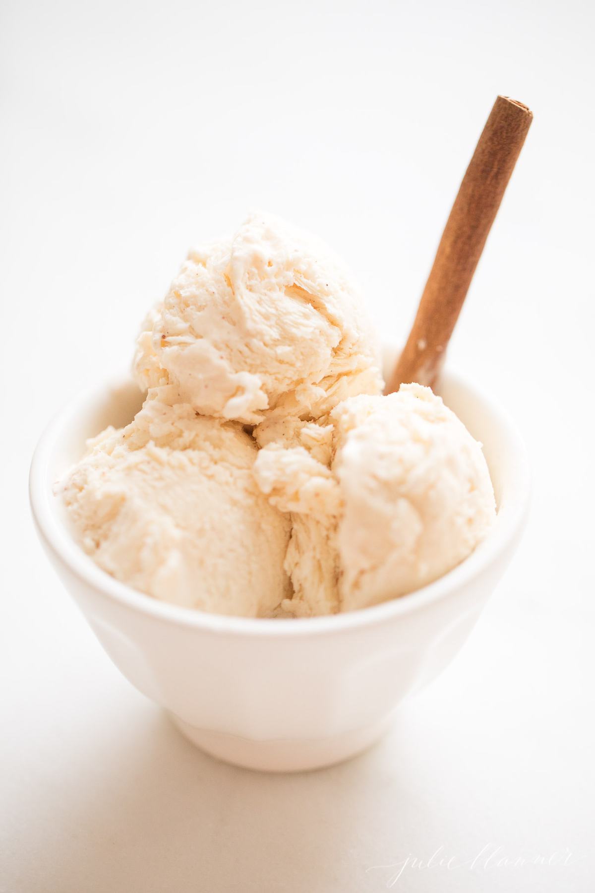 Eggnog冰淇淋在一个小白色碗里供应GydF4y2Ba