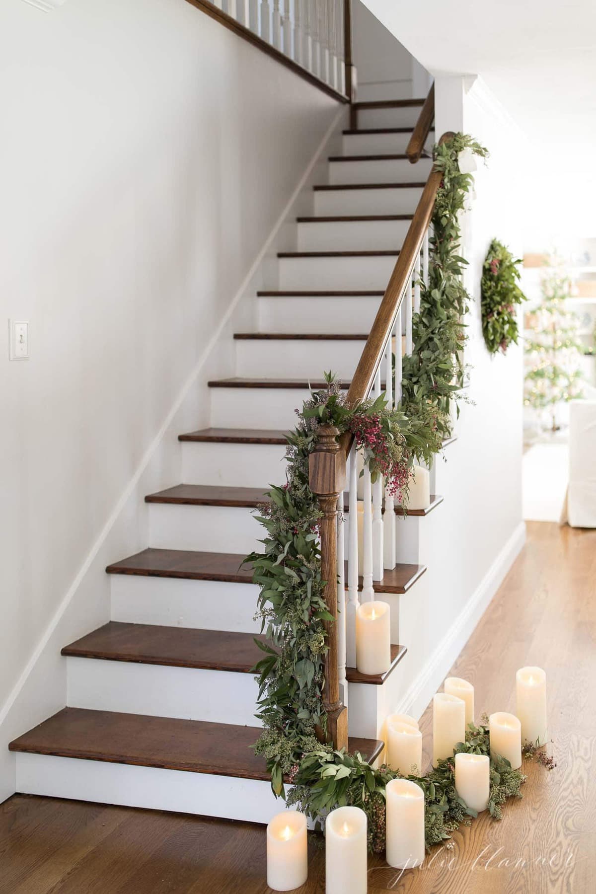楼梯上的花环和蜡烛