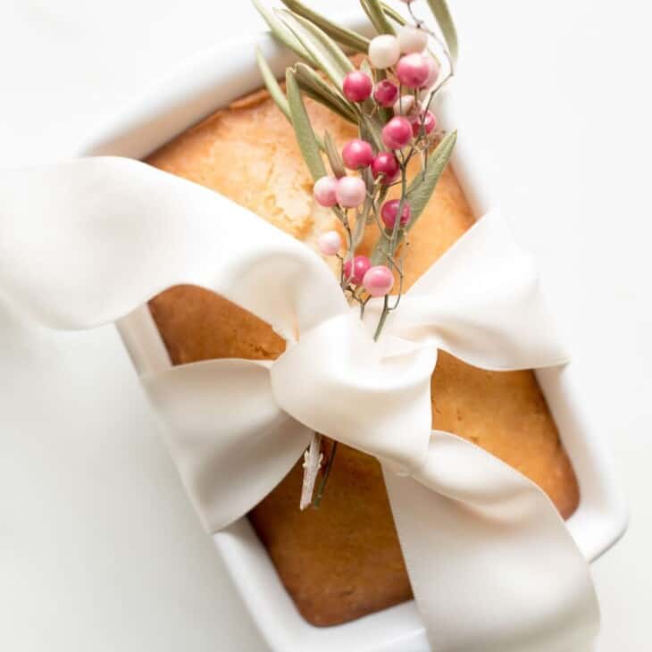 面包锅中的杏仁面包用丝带和浆果包裹着礼物