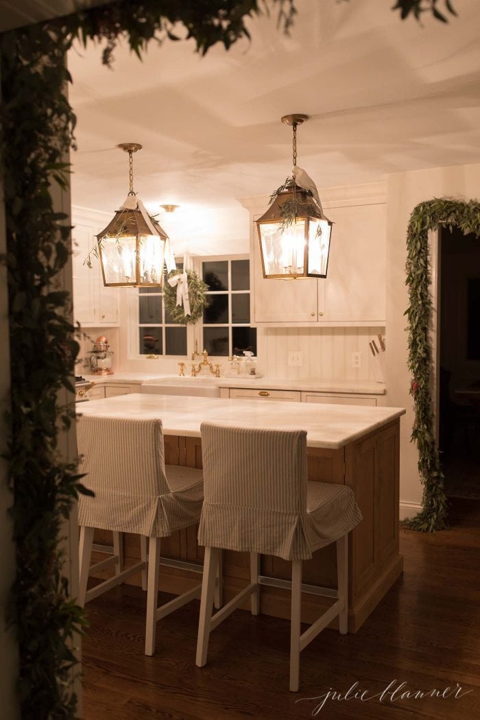 厨房里挂着黄铜灯笼，灯上装饰着圣诞花环和花环