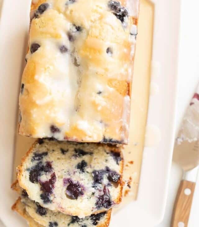 蓝莓面包切成刀