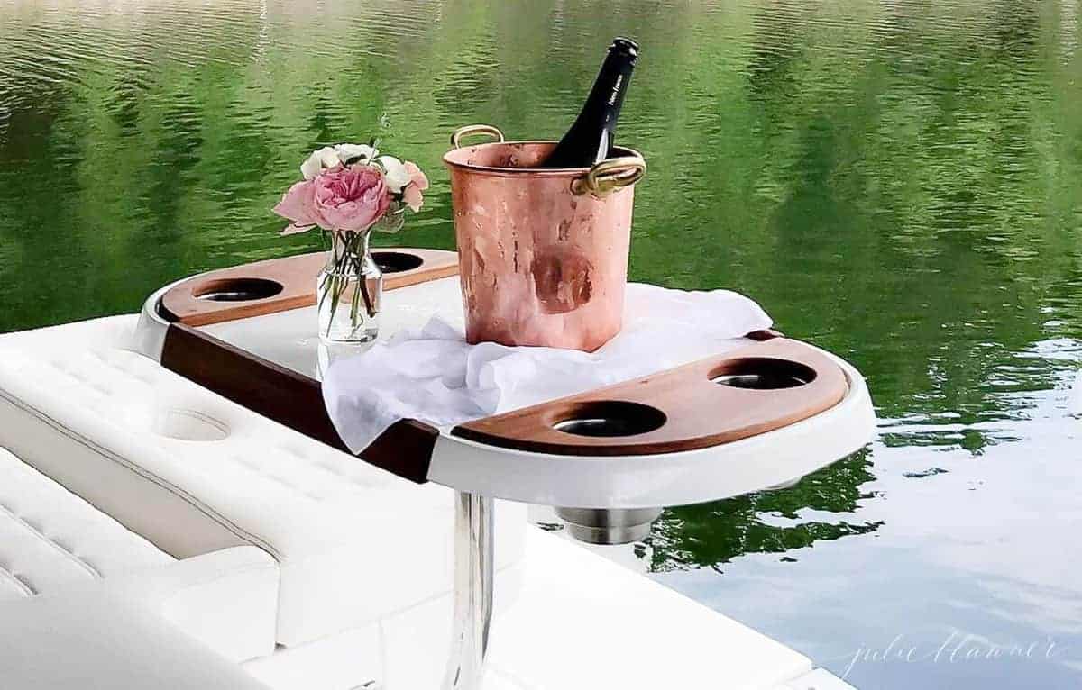 香槟桶在船后面的桌子上