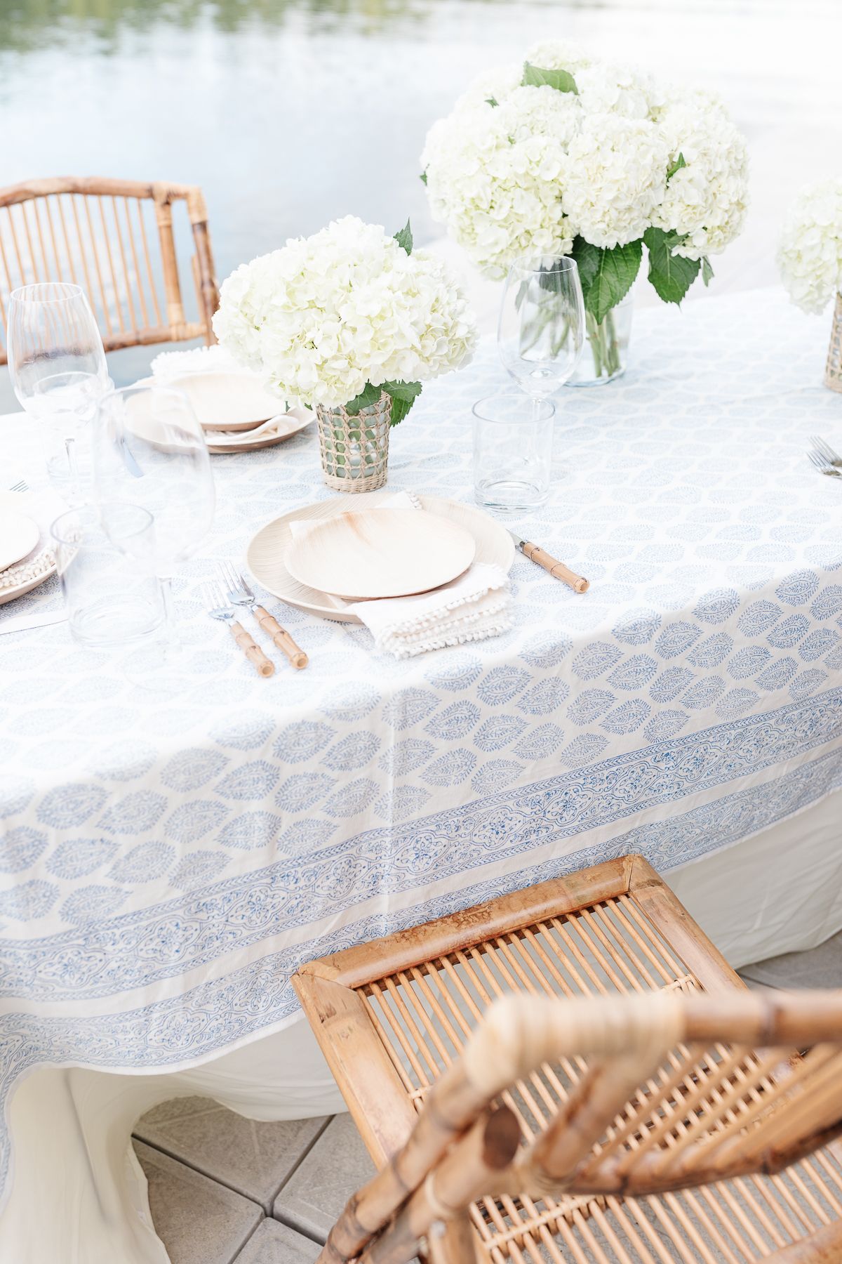 母亲节早午餐的想法是用蓝白相间的桌布和竹子装饰的餐桌gydF4y2Ba