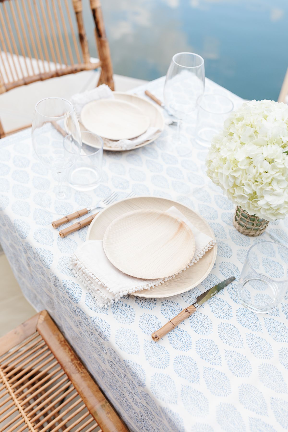 母亲节早午餐的想法是用蓝白相间的桌布和竹子装饰的餐桌gydF4y2Ba