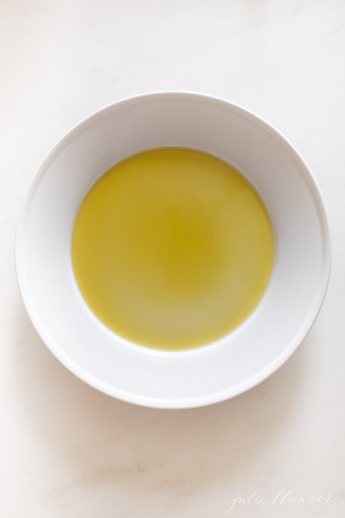 橄榄油放在盘子里gydF4y2Ba
