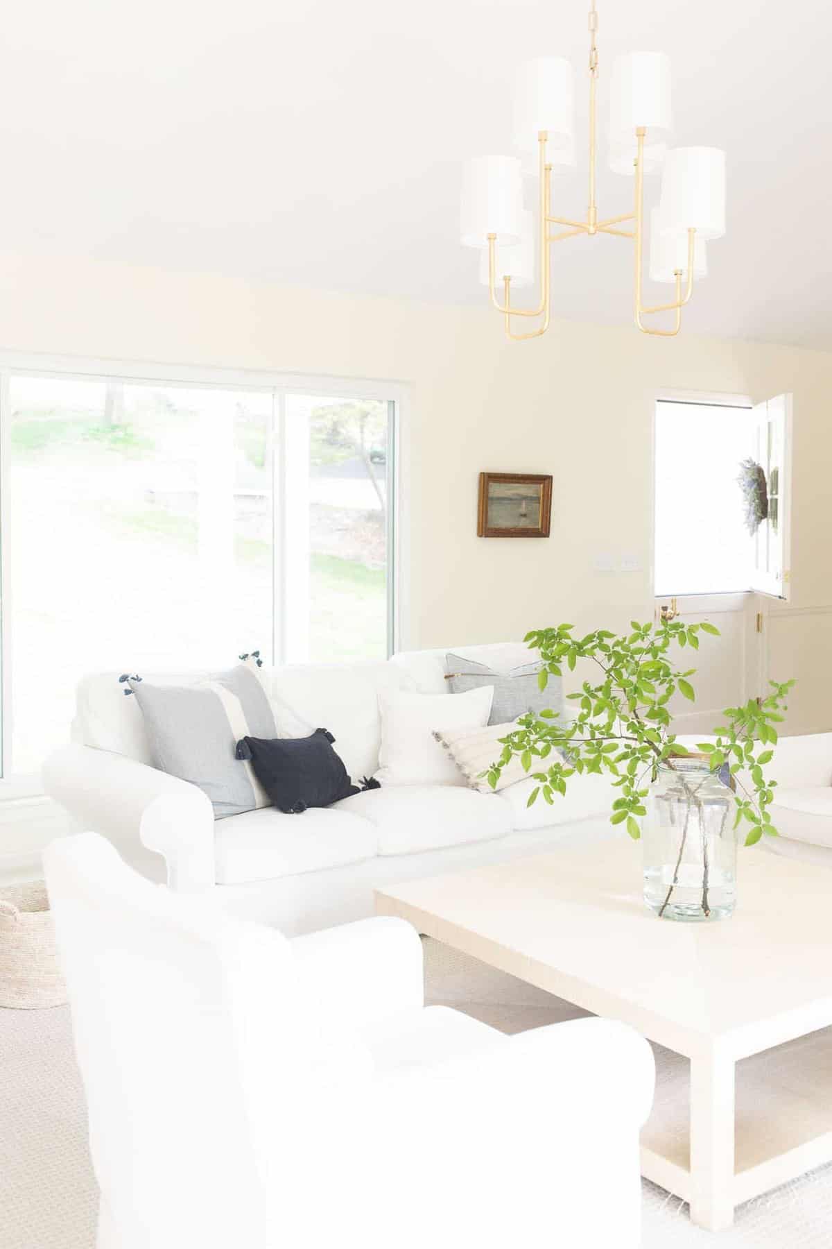 现代客厅，带奶油墙，白色天花板和浅色家具。