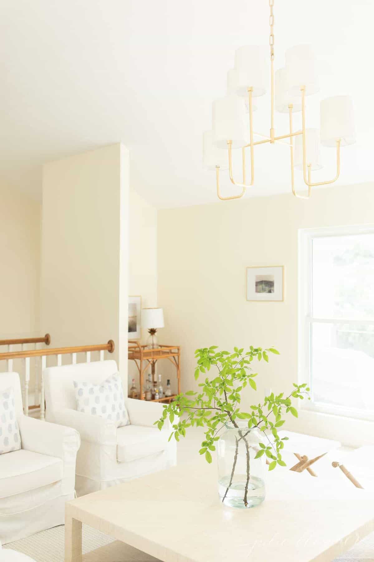 现代客厅，带奶油墙，白色天花板和浅色家具。