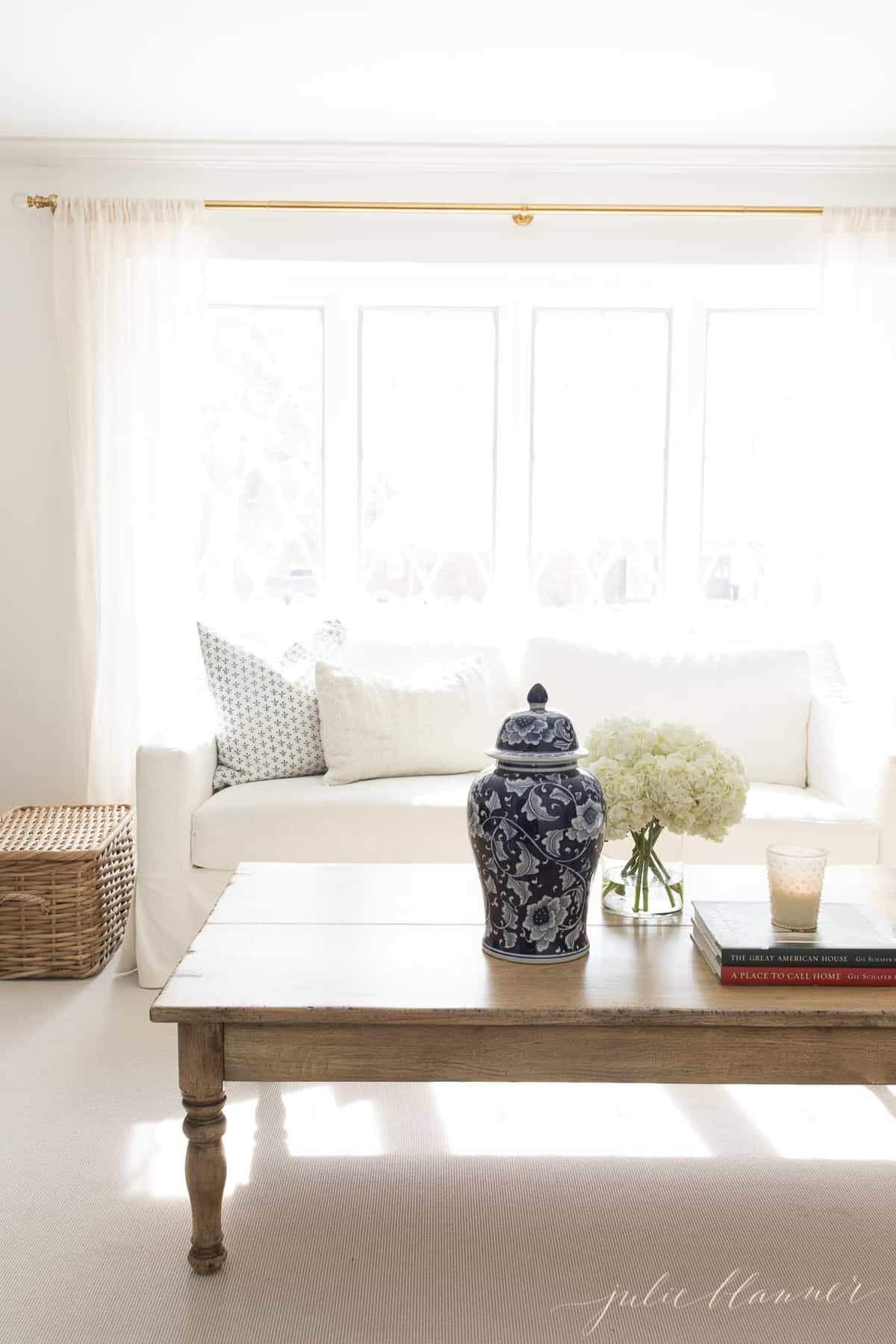 带明亮窗户的客厅，奶油墙和白色天花板油漆颜色。
