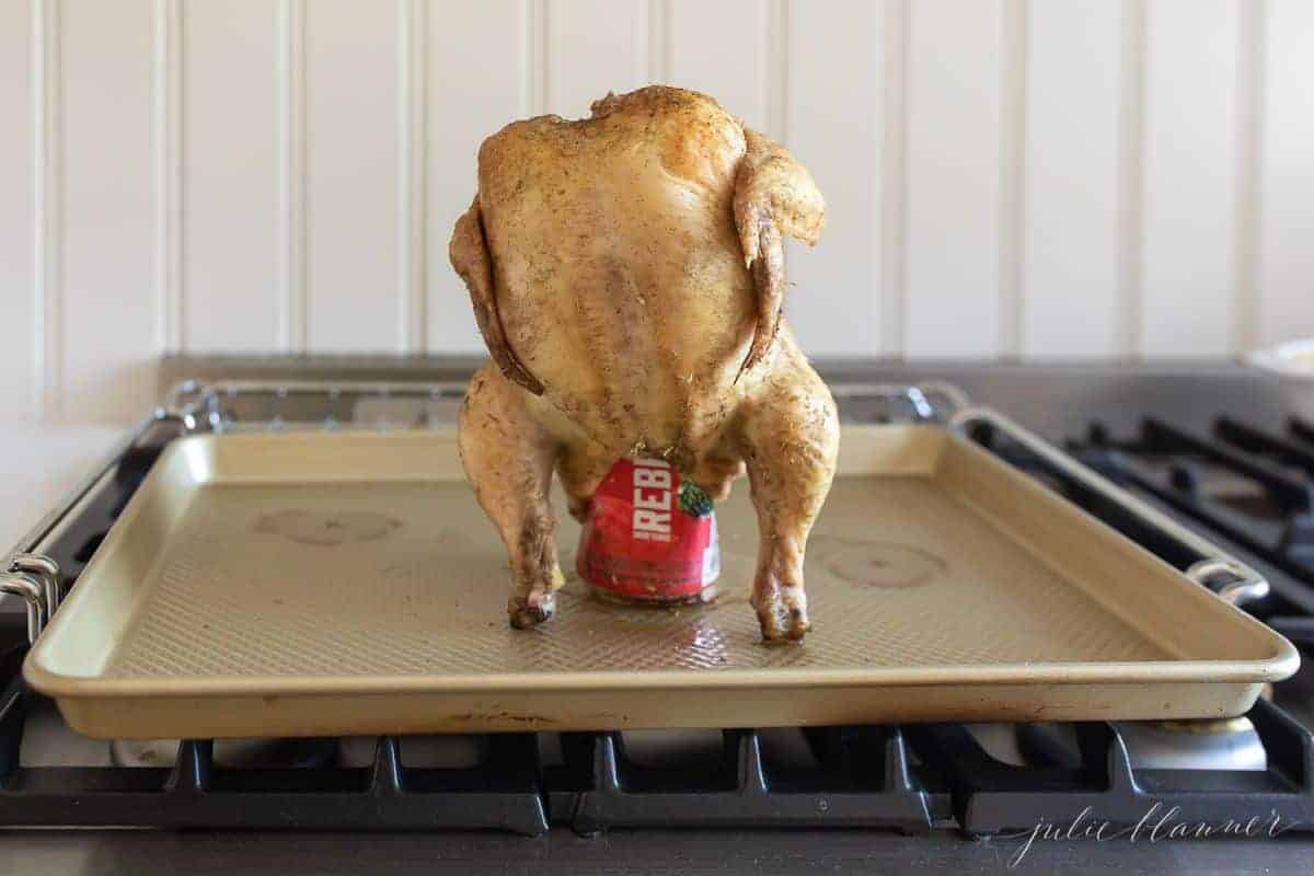 整只鸡搁在啤酒罐上，放在金色的平底锅上。# beercanchickengydF4y2Ba