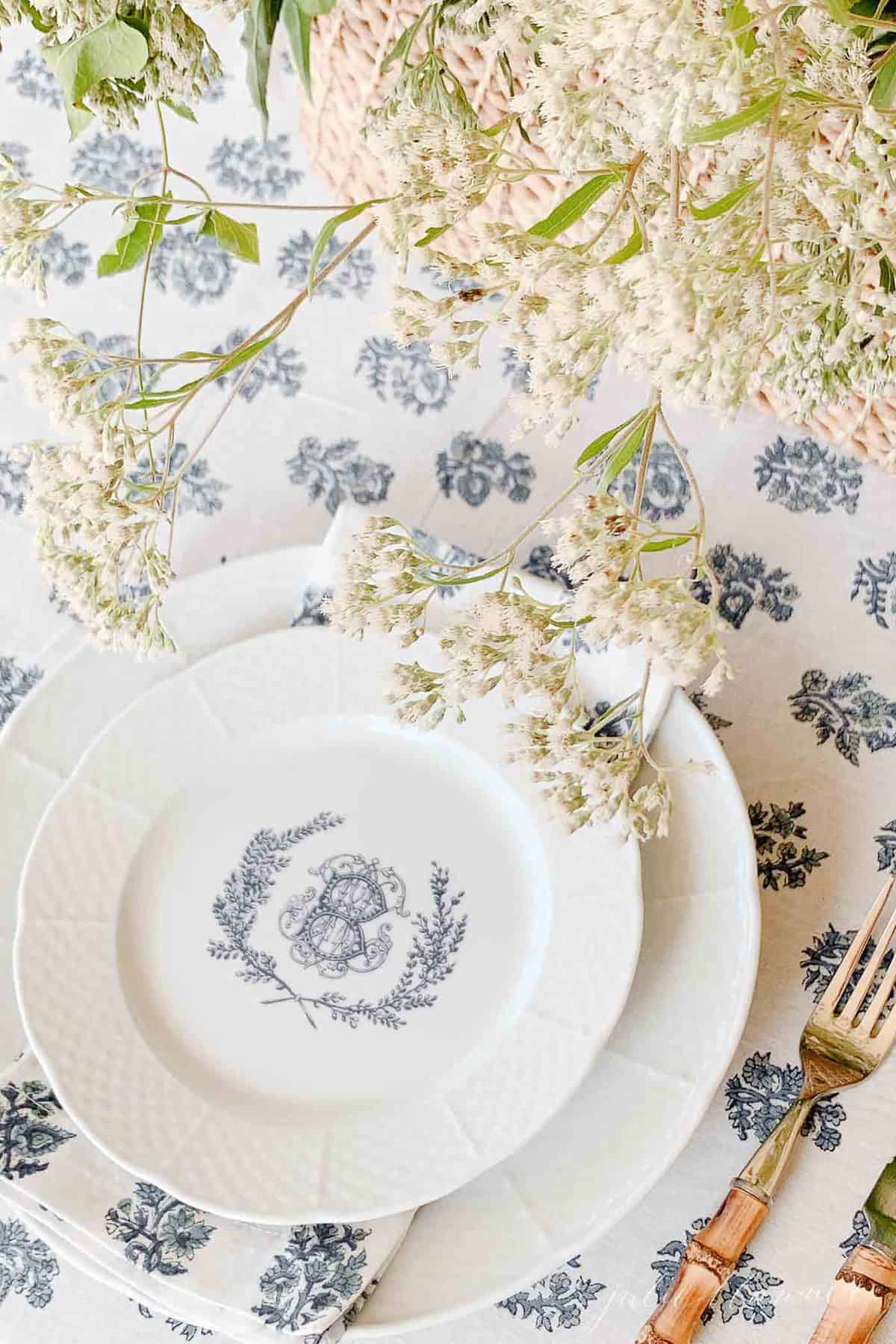 Kalamkari块印花桌布，带有个性化的中国和野花和竹制餐具