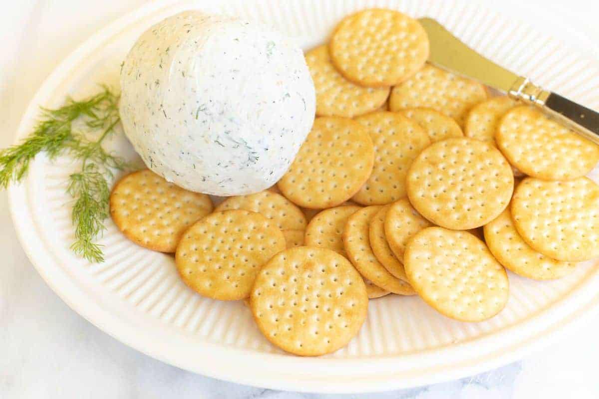 奶油拼盘上的波辛奶酪球，饼干和奶酪撒布器。# boursincheesegydF4y2Ba