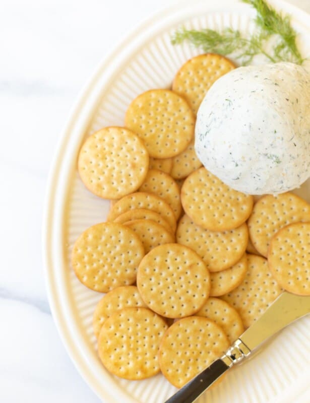 布尔辛奶酪球上的奶油盘和饼干和奶酪撒布机。#BoursIncheese