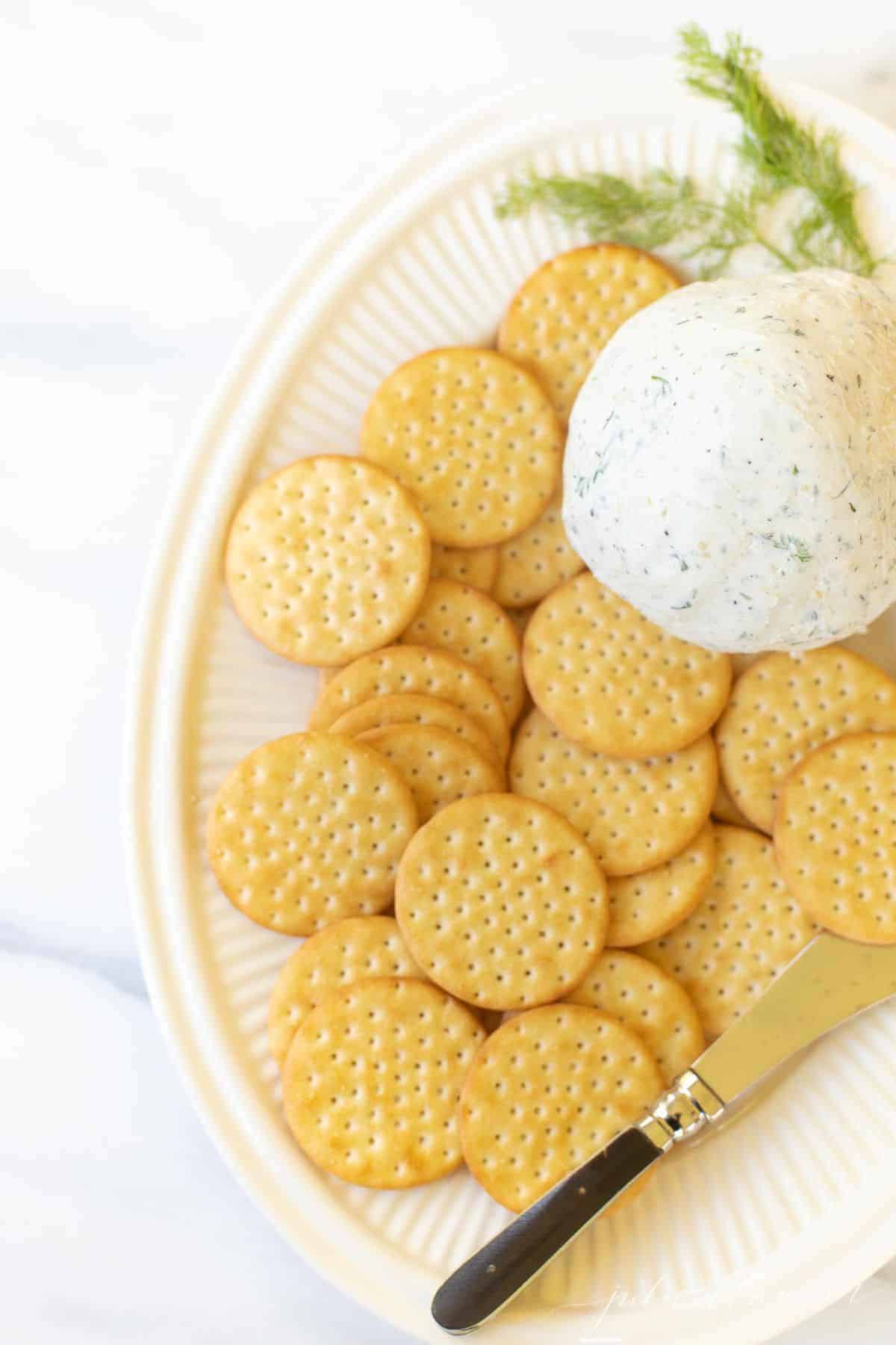 奶油拼盘上的波辛奶酪球，饼干和奶酪撒布器。# boursincheesegydF4y2Ba