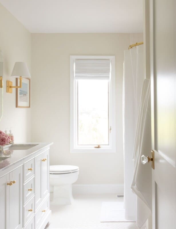 白色浴室，带有金色的装饰。