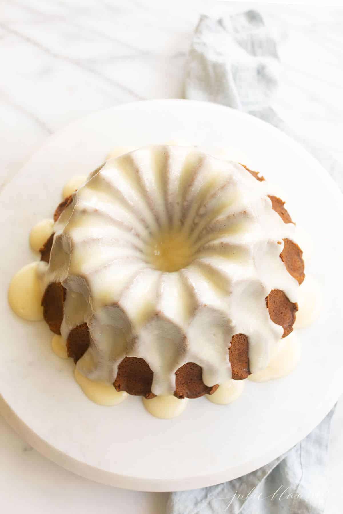 一种圆形的白色大理石盘，上面有覆盖着白釉的圆饼。