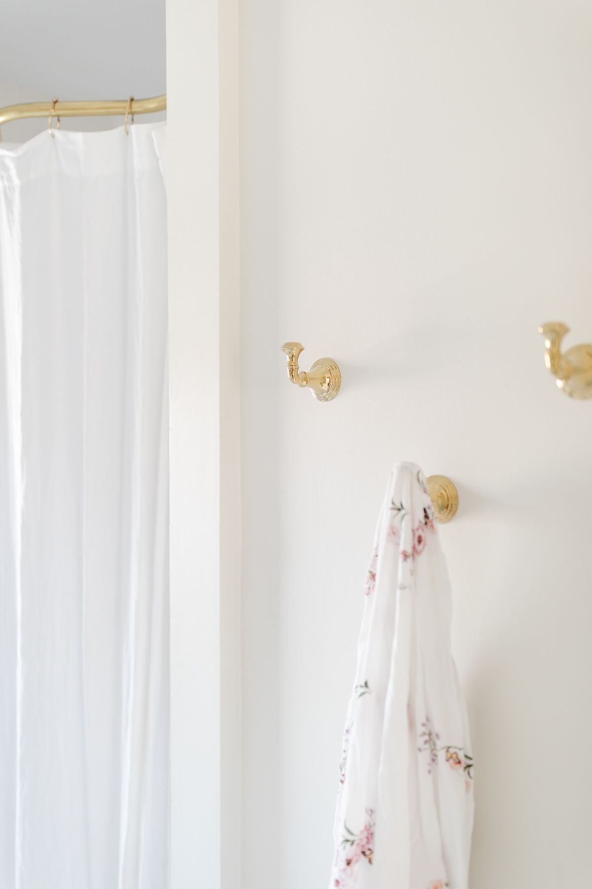金色长袍挂在白色温泉浴池的墙上