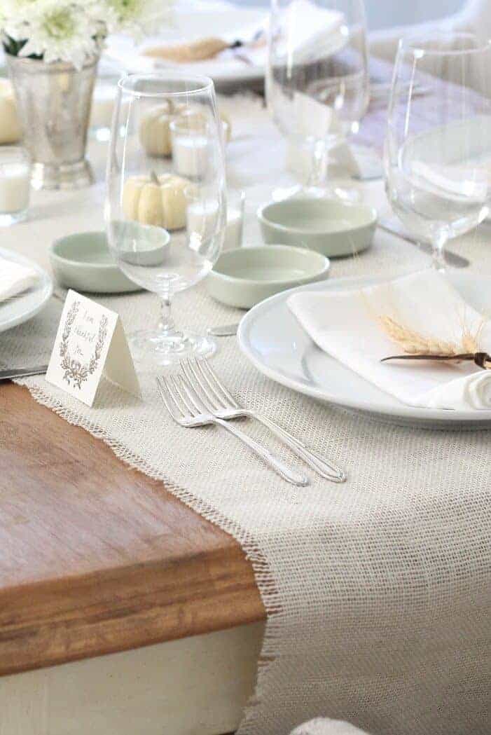 感恩节的餐桌，餐巾上铺着小麦。