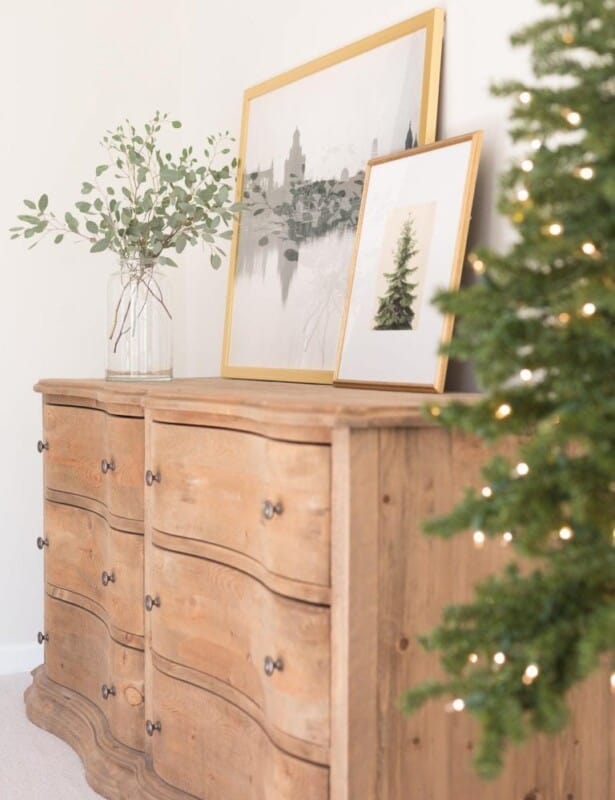 卧室中的柔软木质梳妆台，带有简单的圣诞节装饰。