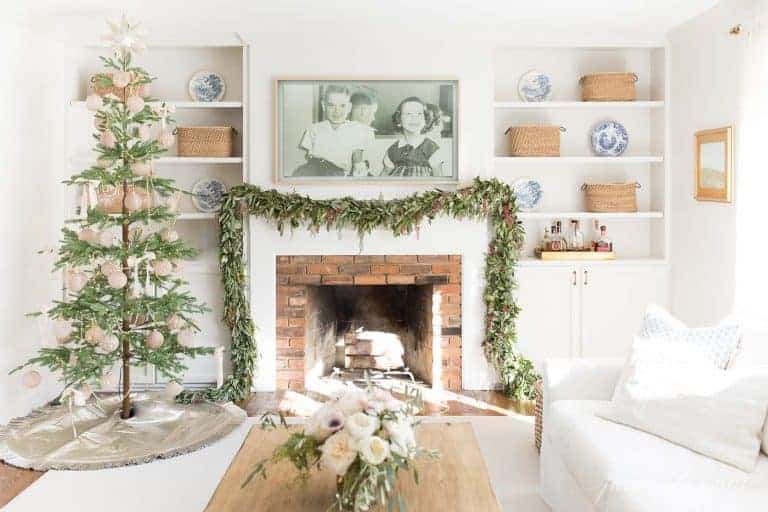 白色的客厅用简单的圣诞装饰来装饰节日。