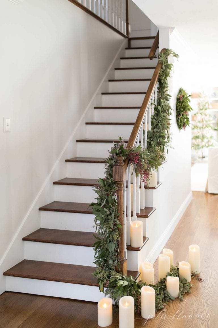圣诞节用蜡烛和花环装饰的木制楼梯。
