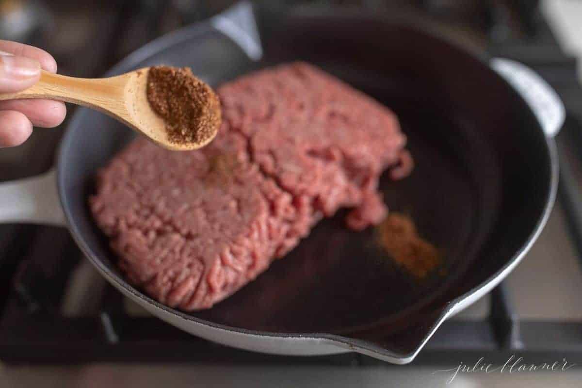 煎锅里放一块生牛肉，用木勺舀调味料。gydF4y2Ba