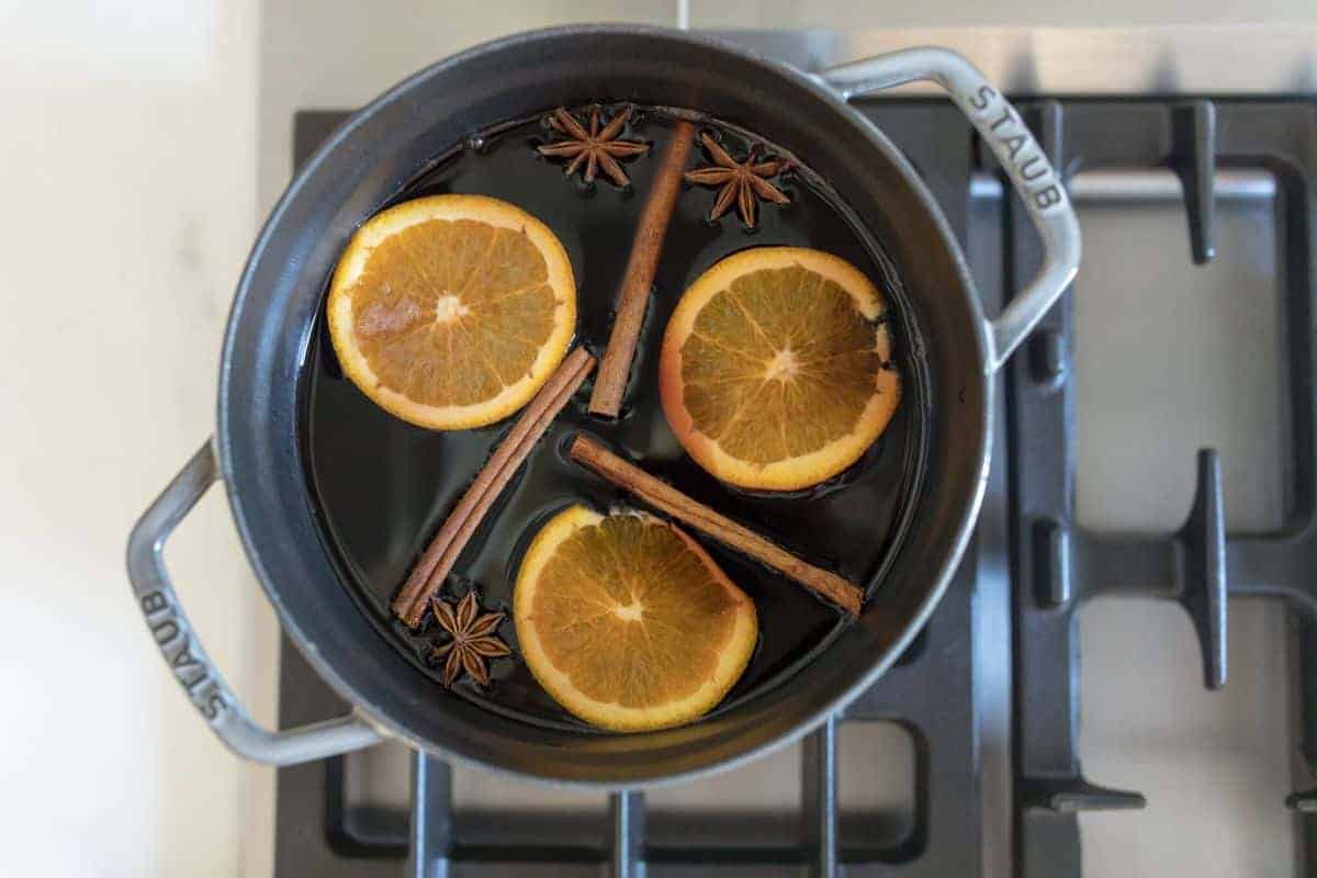 灰色搪瓷铸铁锅在炉子上与热酒里面。
