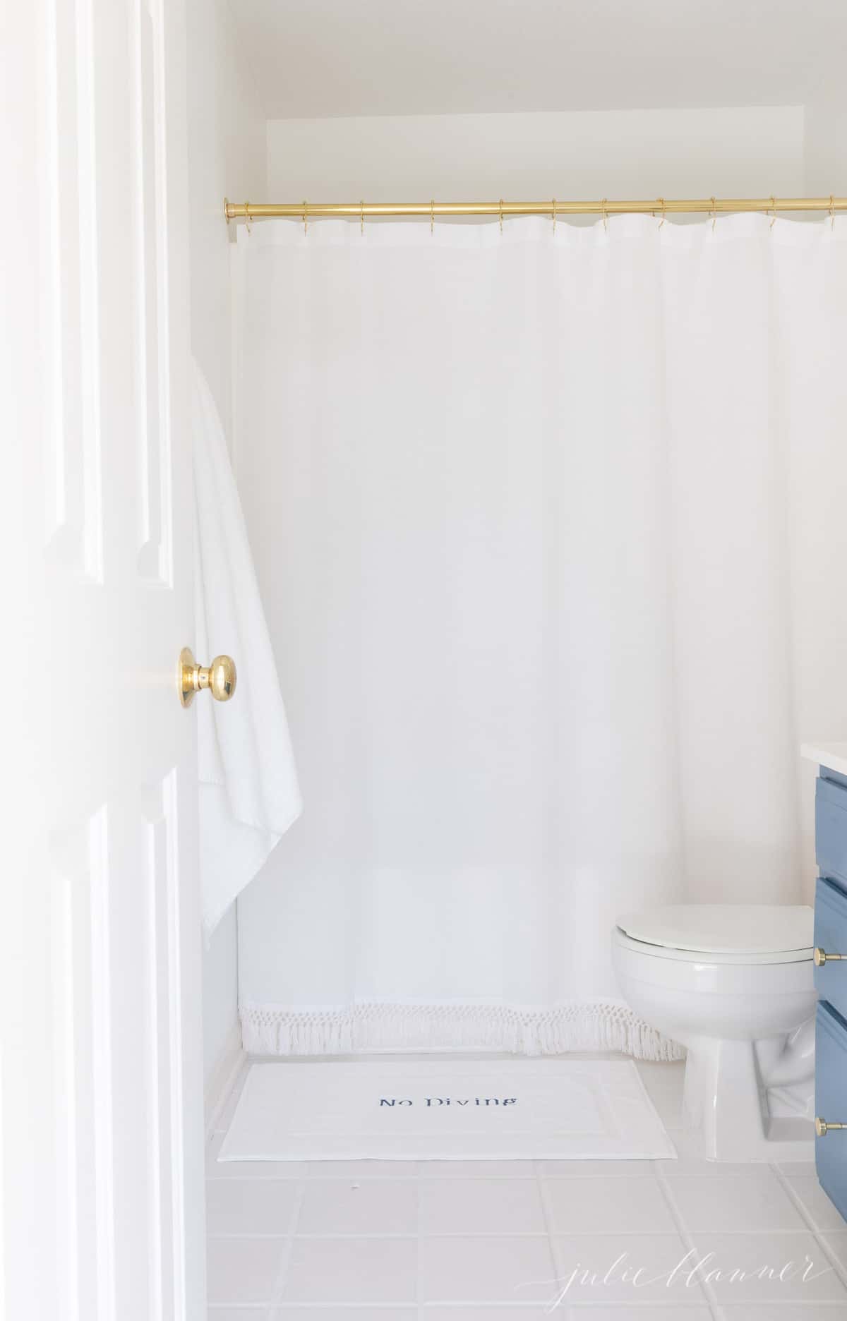 现代的白色浴室配以金色和蓝色。
