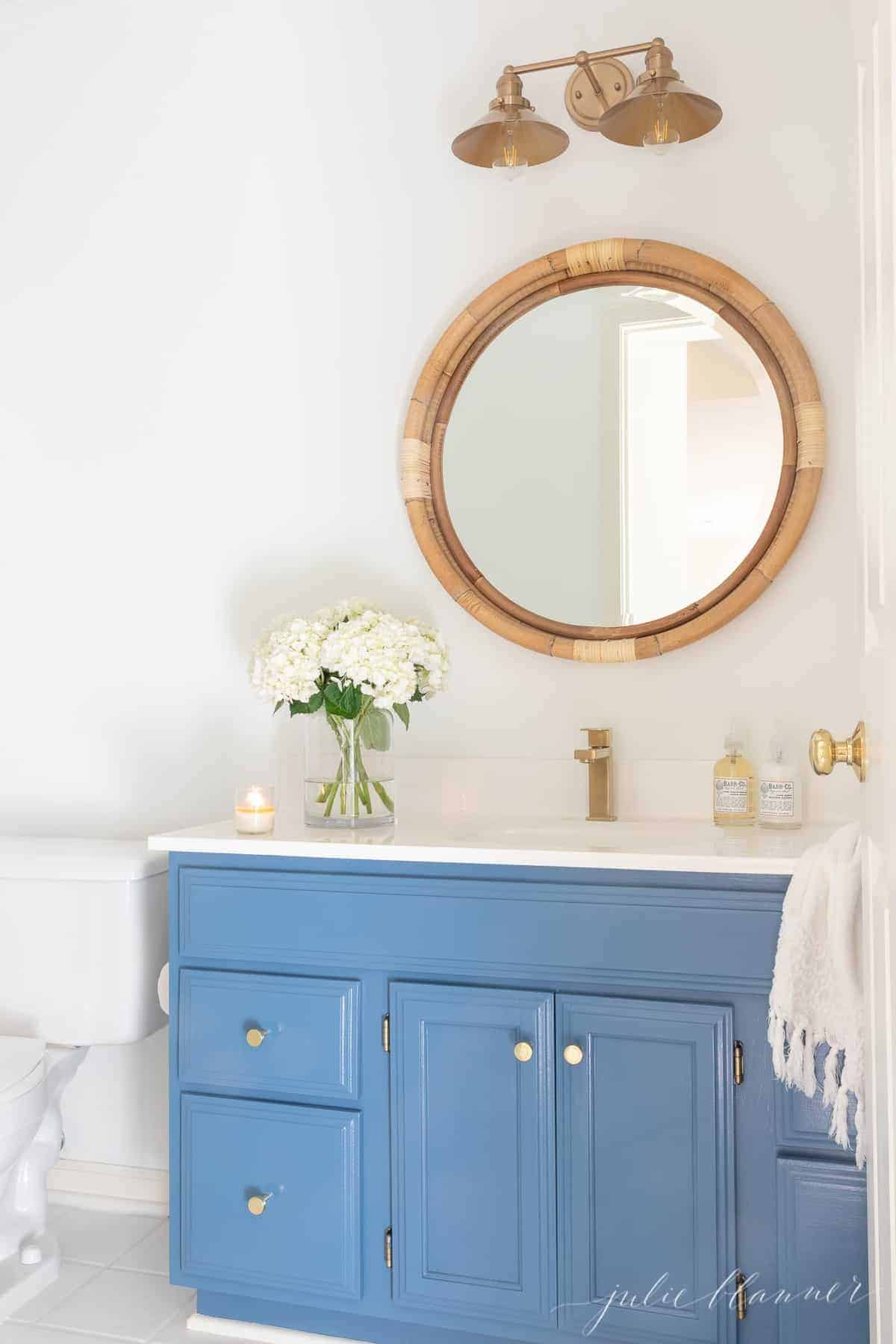 蓝色梳妆台在白色浴室与航海浴室装饰