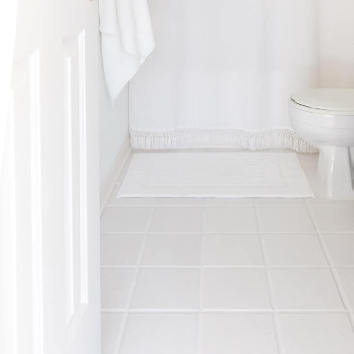 白色浴室，白色瓷砖和瓷砖灌浆
