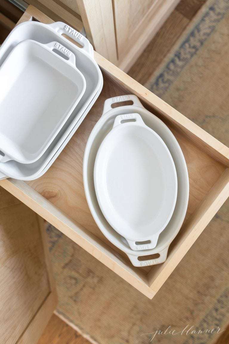在厨房的抽屉里，白色的Staub烘焙盘是送给面包师最好的礼物。